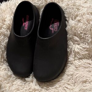 Brooks Women’s Black Slip-On Clog with Pink Insole Logo